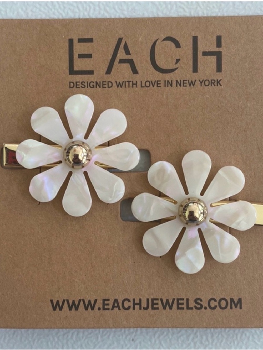 🌟 3/$20 Eligible! NWOT EACH White and Gold Daisy Hair Clips - Set of 2